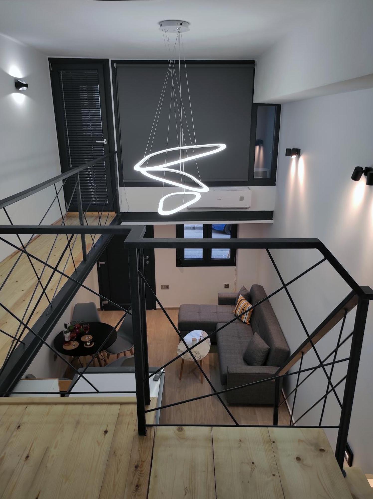 Center Loft With Private Parking *