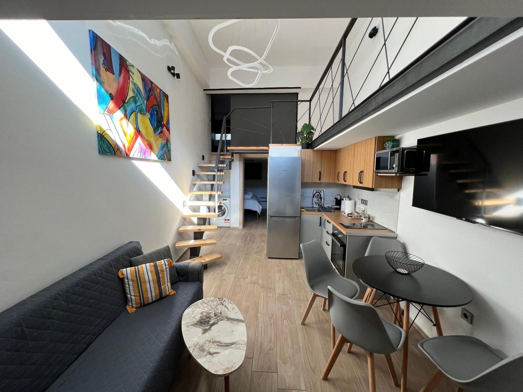 Center Loft With Private Parking