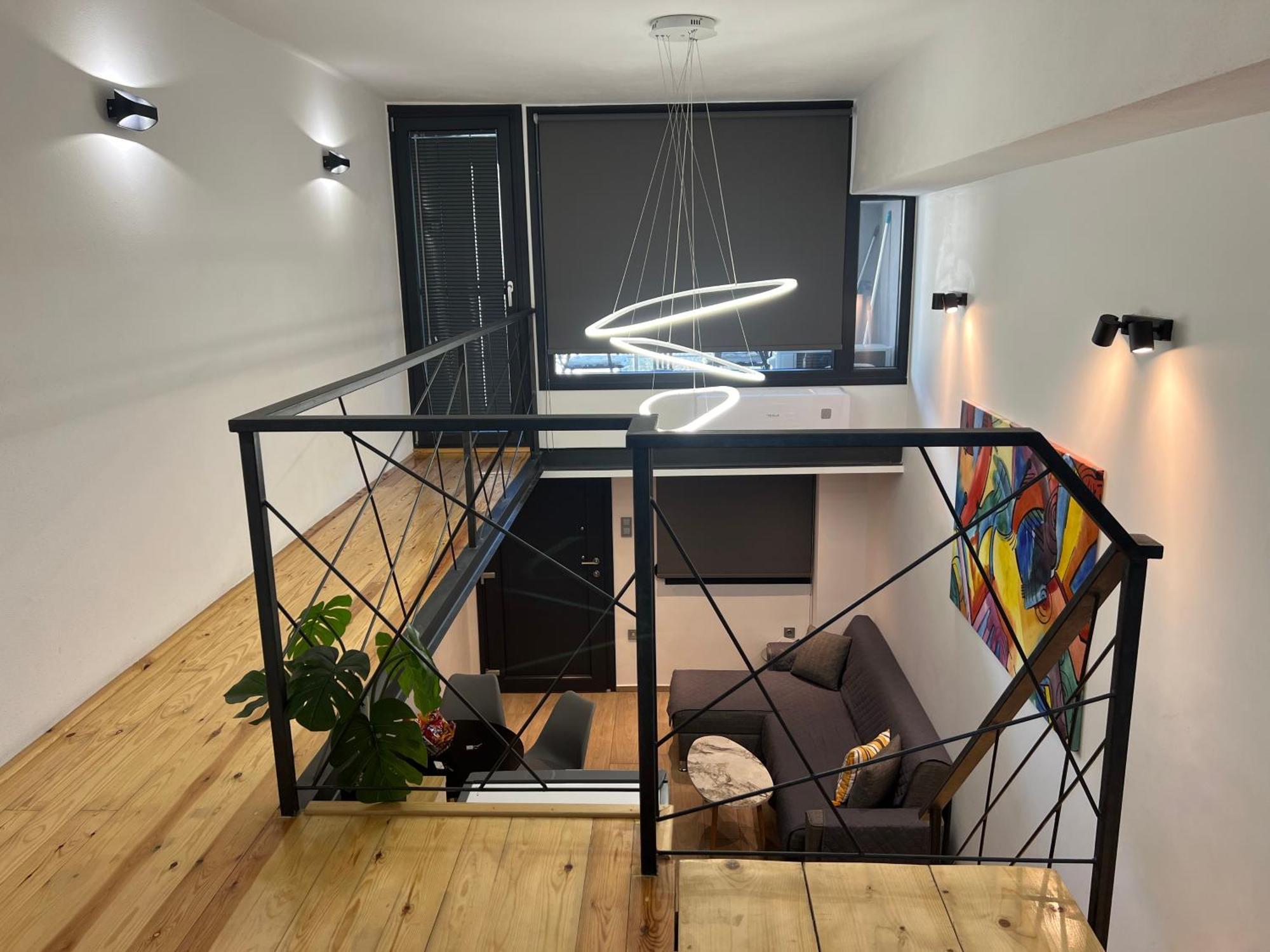 Apartment Center Loft With Private Parking *