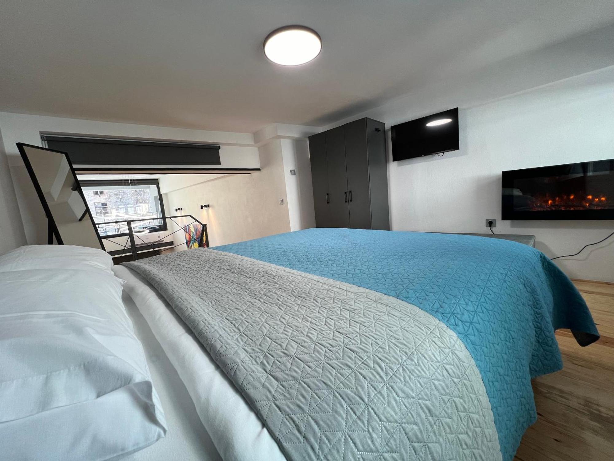 Center Loft With Private Parking *